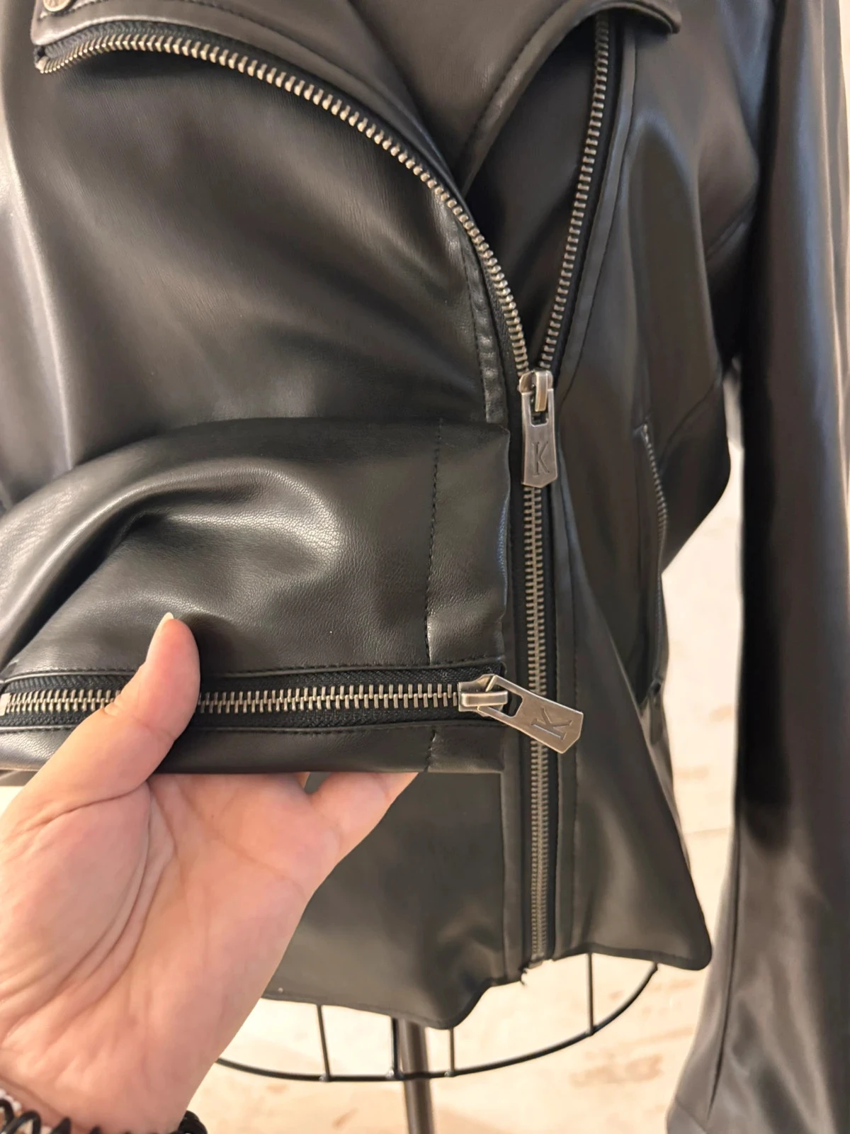 Zwarte faux lederen perfecte jas met bloemvoering Kaporal (Model Torid) Maat M (38) – photo 6